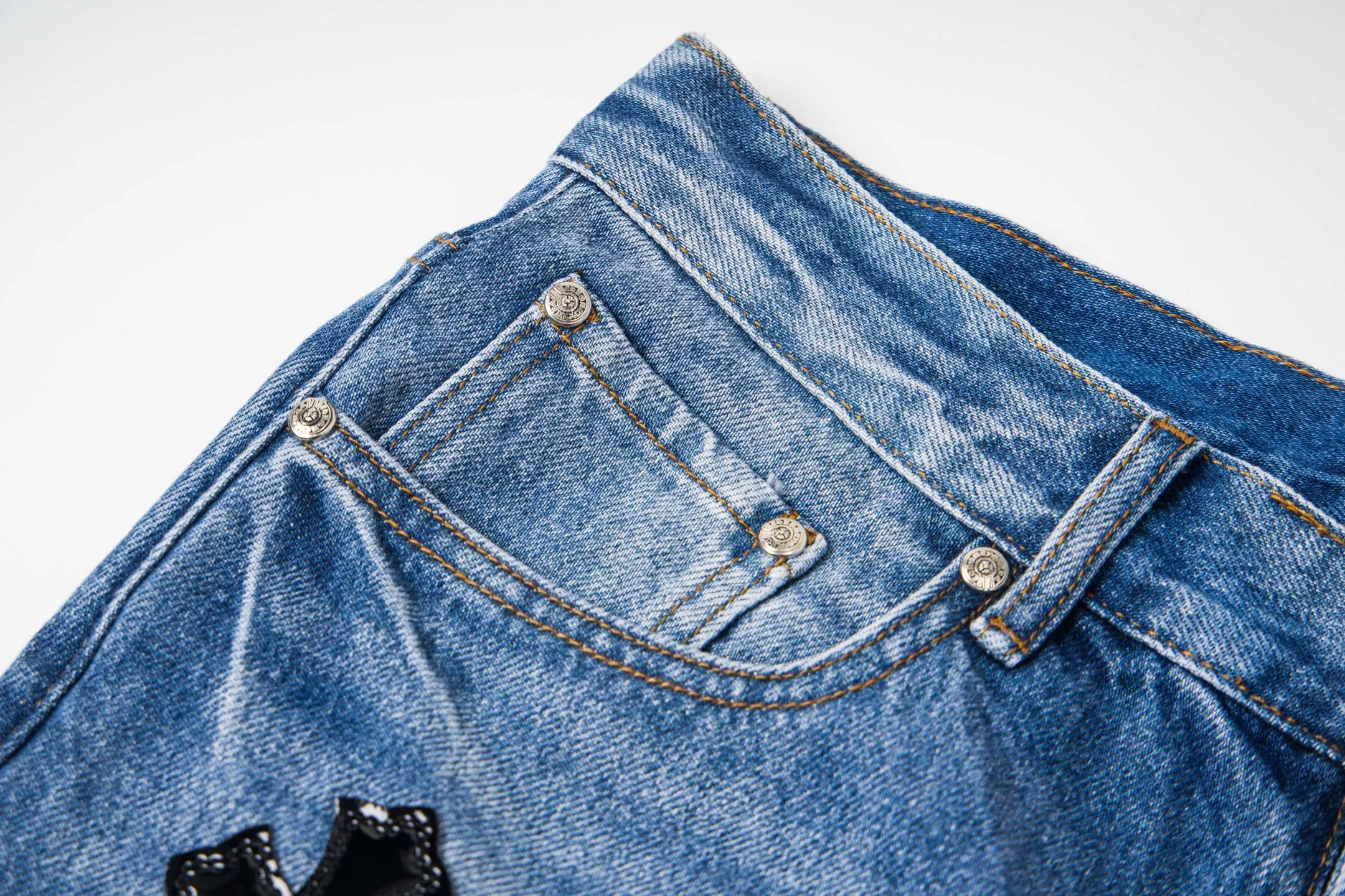 P260 Chrome Hearts micro-flared light blue multi-leather hot jeans. CH jeans need to be washed after the finished product, then disassembled and hand-stitched with sheepskin cross leather and then spliced ​​to complete. The whole piece has too many craftsmanship to explain. The patchwork cross pattern is embellished, and the high-waisted washed jeans! ! Absolutely high-end luxury products, god-level single products and super popular products, made with top heavy industry, a must-see magic weapon. Customized hardware. The fabric is thick and soft after washing. It has good breathability. Customized small leather label. Unique design. The details are simple and elegant, and the workmanship is exquisite. The entire trousers are neatly routed and the details are in place! It’s so cool that both men and women can easily control the genderless trend! Style number: 1796# Color: blue Size: 28 30 32 34 36